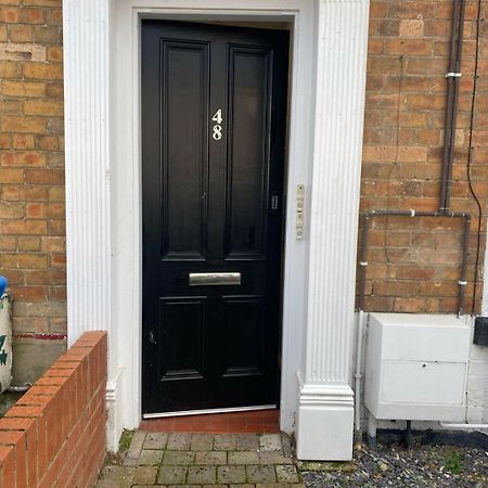 Pass The Keys Newly Renovated 2 Bedroom Apartment And Free Parking Scarborough Luaran gambar