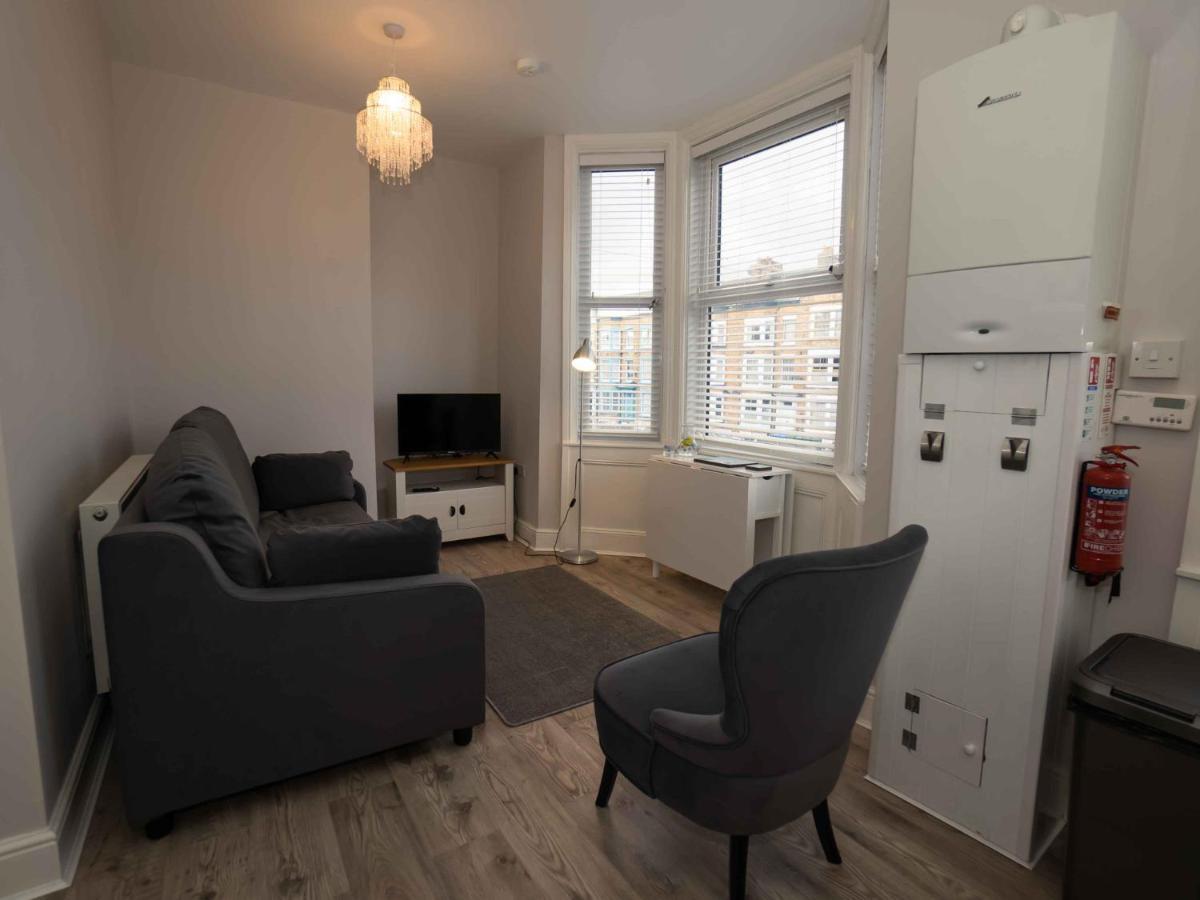 Pass The Keys Newly Renovated 2 Bedroom Apartment And Free Parking Scarborough Luaran gambar