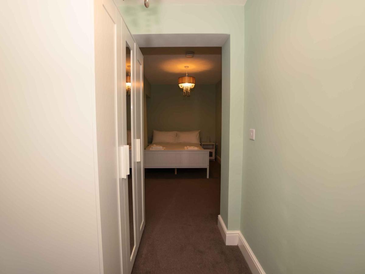 Pass The Keys Newly Renovated 2 Bedroom Apartment And Free Parking Scarborough Luaran gambar
