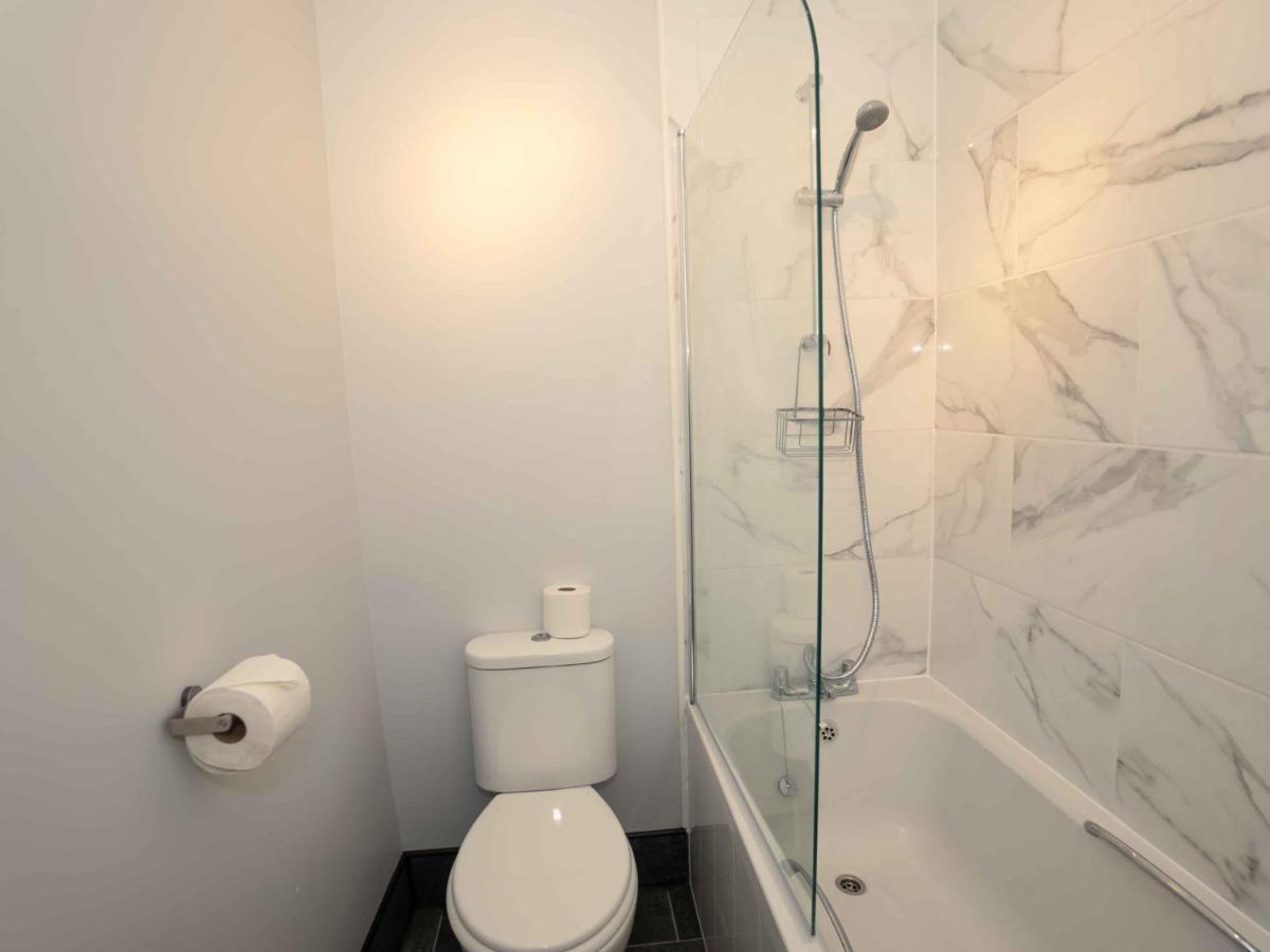 Pass The Keys Newly Renovated 2 Bedroom Apartment And Free Parking Scarborough Luaran gambar